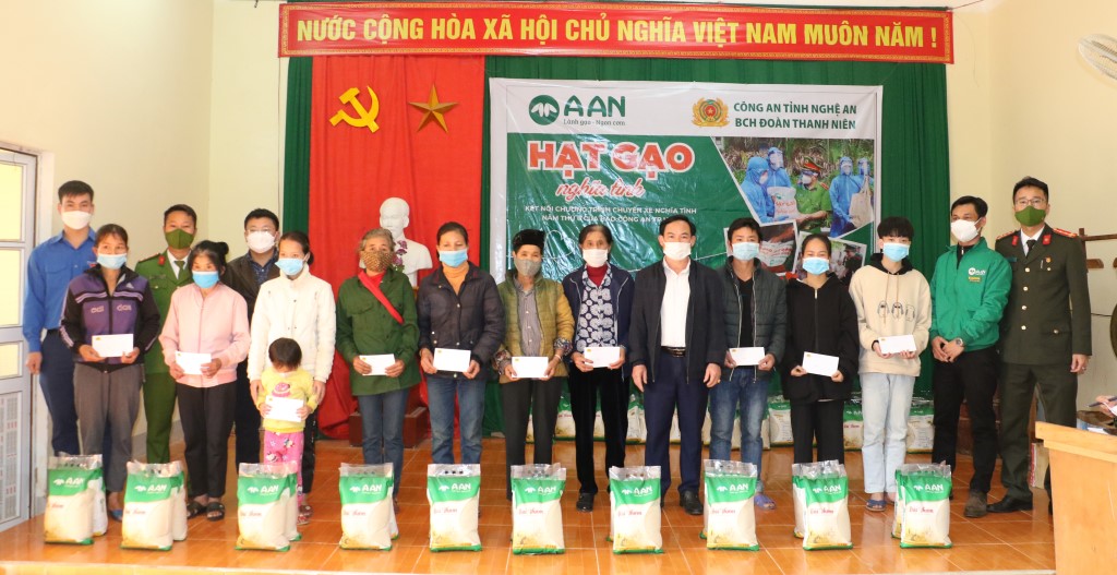 1. Các phần quà ý nghĩa được gửi đến bà con Nhân dân xã Yên Khê, huyện Con Cuông