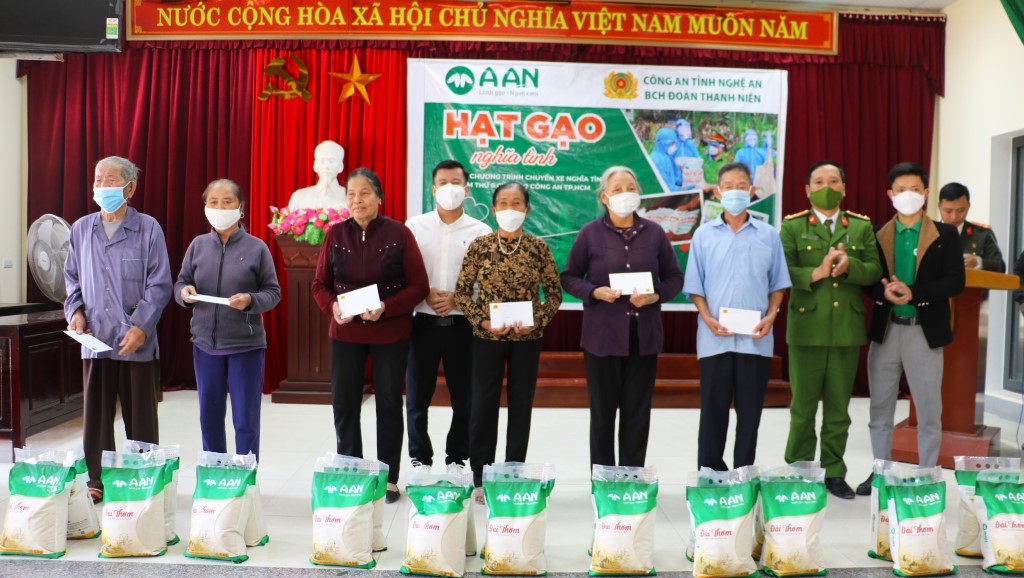 Trao gửi yêu thương đến với bà con Nhân dân xã Diễn Vạn, huyện Diễn Châu