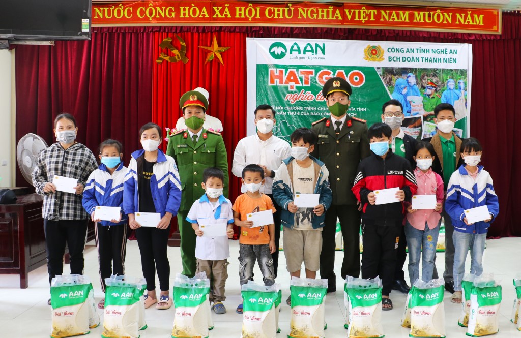3. Hỗ trợ, động viên các em học sinh có hoàn cảnh khó khăn vươn lên trong học tập tại xã Diễn Vạn, huyện Diễn Châu