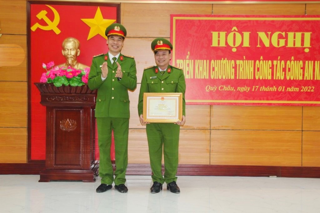 Trao Bằng khen của Bộ trưởng Bộ Công an cho đồng chí Thượng tá Nguyễn Đình Hùng, Trưởng Công an huyện Quỳ Châu về thành tích đấu tranh phòng, chống tội phạm trong thời gian qua