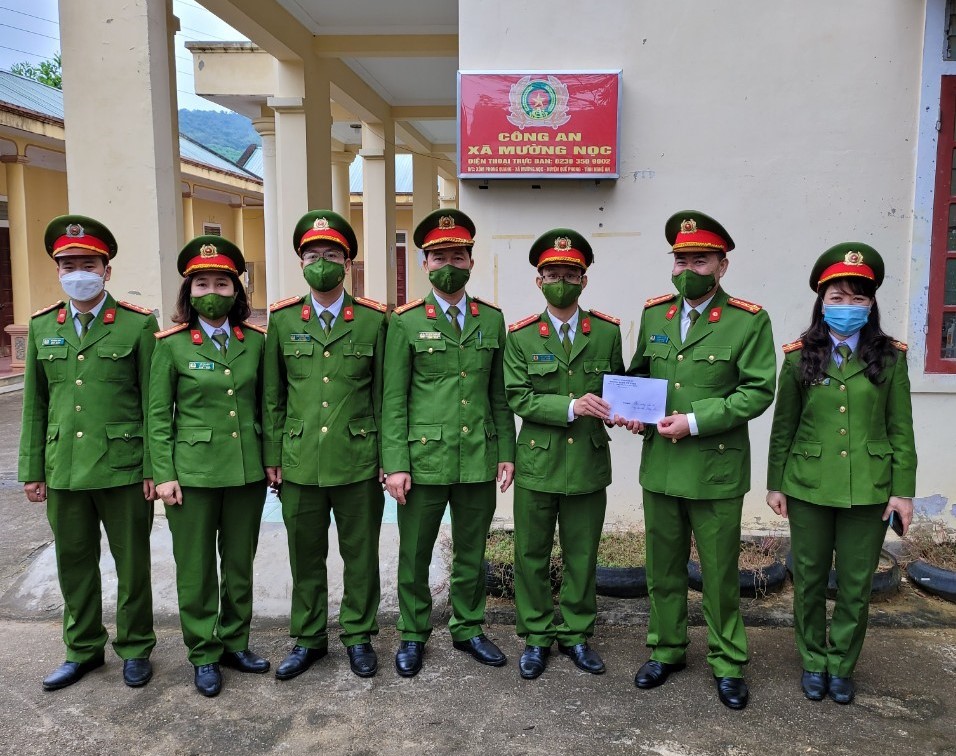 Trao quà tặng Công an xã Mường Nọc