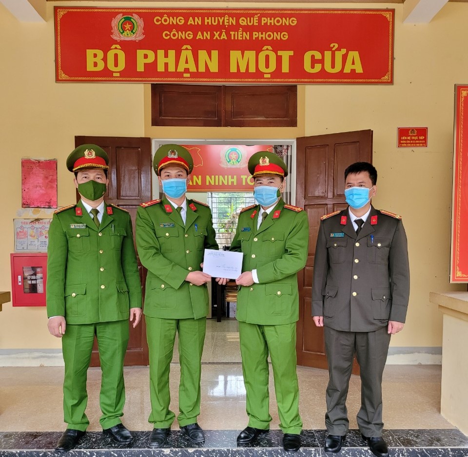 Tặng quà Tết Công an xã Tiền Phong
