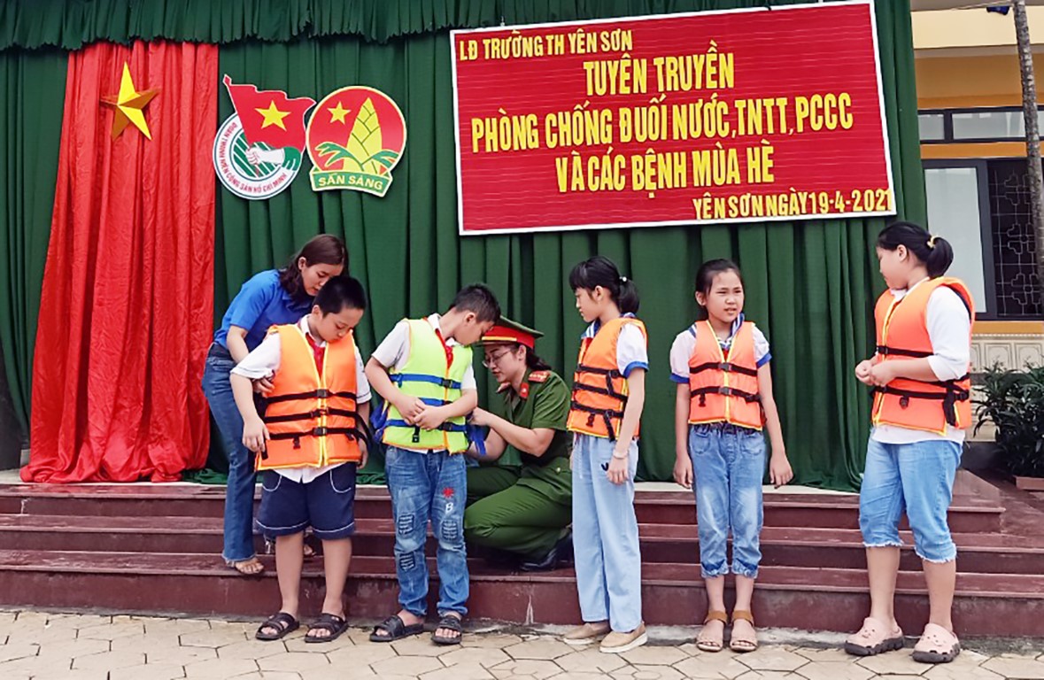 Nữ Công an xã hướng dẫn học sinh phòng tránh đuối nước