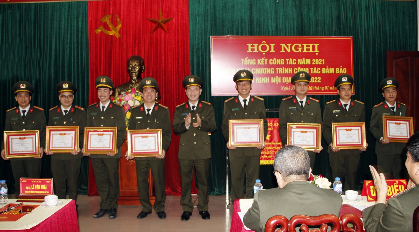 Trao danh hiệu “Chiến sỹ thi đua cơ sở” năm 2021 cho các cá nhân thuộc Phòng An ninh nội địa