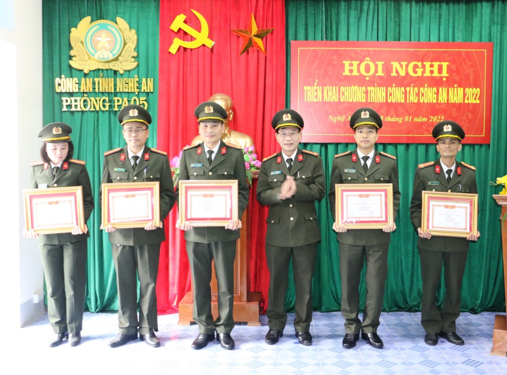 Trao danh hiệu thi đua cho các cá nhân có thành tích xuất sắc