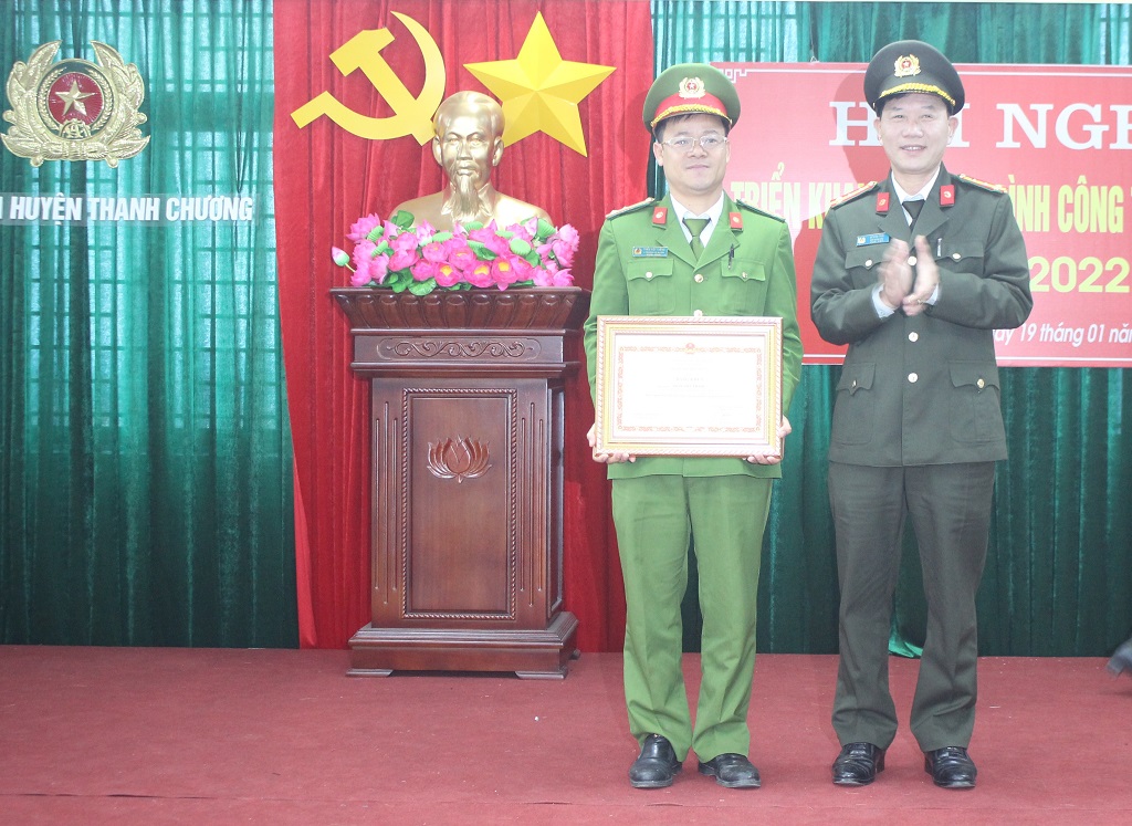Đồng chí Đại tá Lê Văn Thái, Phó Giám đốc Công an tỉnh trao Bằng khen của Bộ Công an cho đồng chí Thượng tá Trần Việt Thắng, Phó Trưởng Công an huyện về thành tích xuất sắc trong công tác phòng, chống dịch Covid-19 