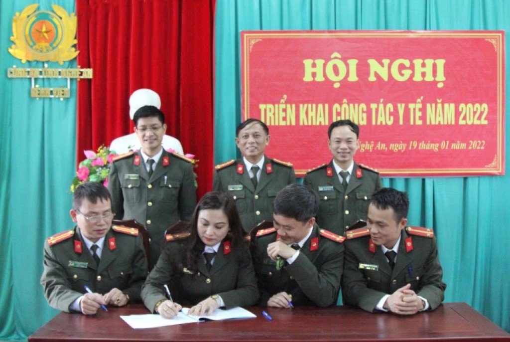 Đại diện các khoa, phòng Bệnh viện Công an tỉnh ký cam kết thực hiện phong trào thi đua “Vì an ninh Tổ quốc” năm 2022 