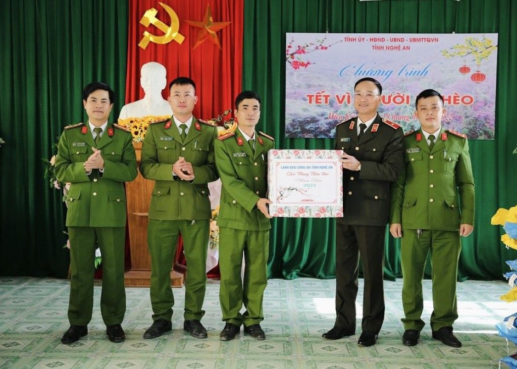 Đồng chí Thiếu tướng Phạm Thế Tùng, Uỷ viên Ban Thường vụ Tỉnh ủy, Giám đốc Công an tỉnh và đồng chí Đại tá Nguyễn Đức Hải, Phó Giám đốc Công an tỉnh tặng quà cho Công an xã Keng Đu