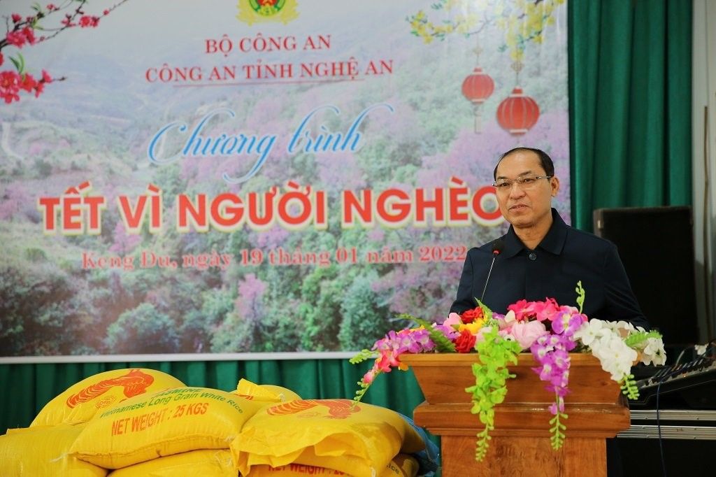Đồng chí Vi Hoè, Bí thư Huyện uỷ Kỳ Sơn cảm ơn những tình cảm mà Tỉnh ủy, HĐND, UBND, UBMTTQ tỉnh Nghệ An nói chung và Công an tỉnh Nghệ An nói riêng đã dành cho Đảng bộ, chính quyền và Nhân dân huyện Kỳ Sơn