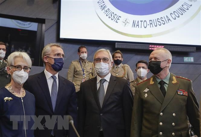 Từ trái sang: Thứ trưởng Ngoại giao Mỹ Wendy Sherman, Tổng thư ký NATO Jens Stoltenberg, Thứ trưởng Ngoại giao Nga Alexander Grushko và Thứ trưởng Quốc phòng Nga Alexander Fomin tại cuộc họp Hội đồng Nga-NATO ở Brussels (Bỉ), ngày 12/1.