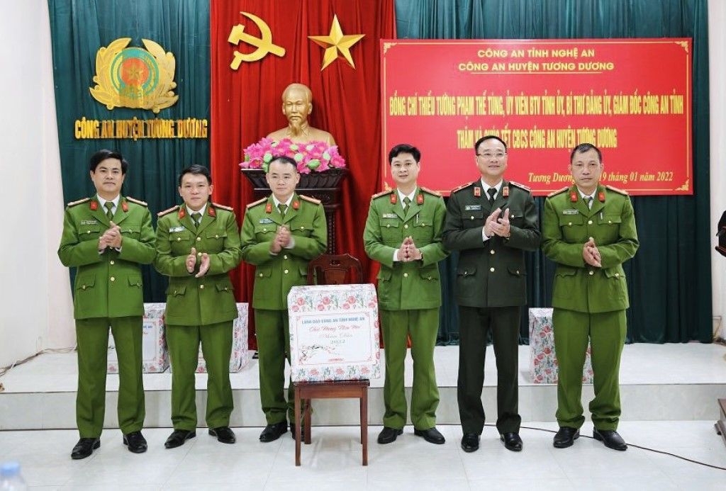 Đồng chí Thiếu tướng Phạm Thế Tùng, Giám đốc Công an tỉnh và đồng chí Đại tá Nguyễn Đức Hải, Phó Giám đốc Công an tỉnh thăm, tặng quà Công an huyện Tương Dương và lực lượng Công an 03 xã biên giới Lưu Kiền, Xá Lượng và Lượng Minh của huyện Tương Dương
