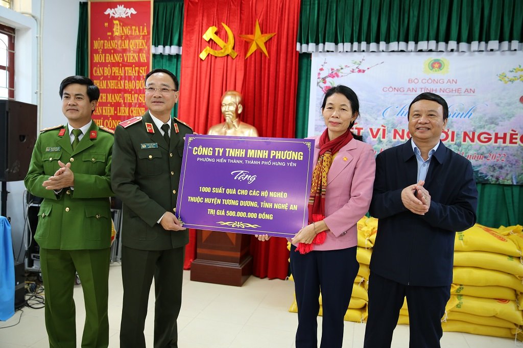 Đồng chí Thiếu tướng Phạm Thế Tùng, Giám đốc Công an tỉnh và đồng chí Đại tá Nguyễn Đức Hải, Phó Giám đốc Công an tỉnh tặng 1.000 suất quà cho các hộ nghèo huyện Tương Dương trị giá 500 triệu đồng. Món quà là tình cảm của một doanh nghiệp tại tỉnh Hưng Yên, quê hương của đồng chí Thiếu tướng Phạm Thế Tùng gửi đến Nhân dân tỉnh Nghệ An