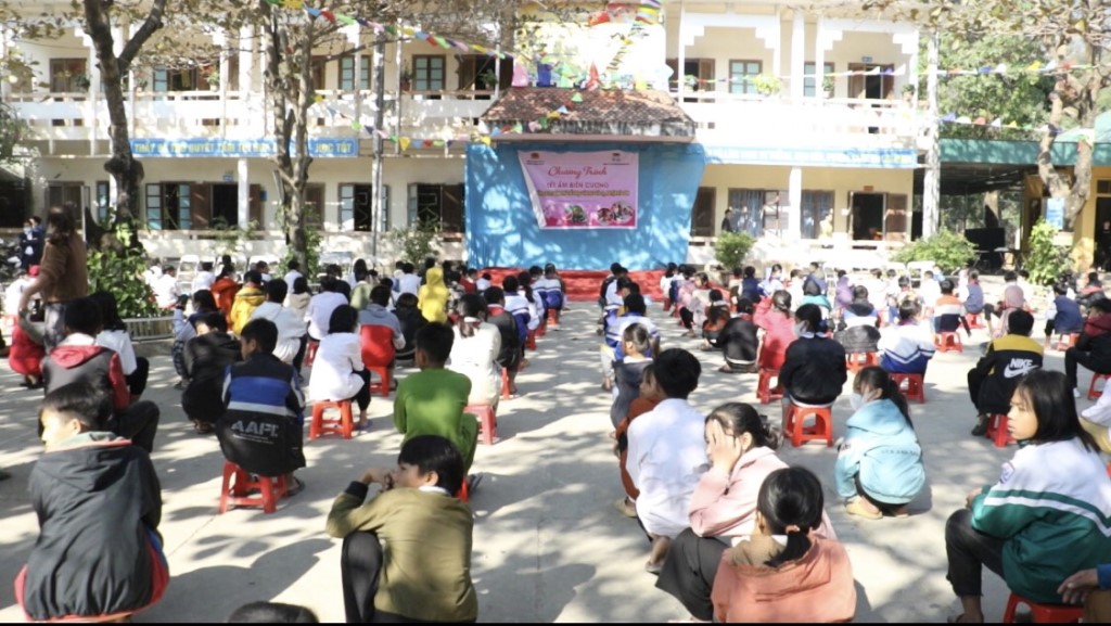 Rất đông học sinh và giáo viên có mặt từ sáng sớm