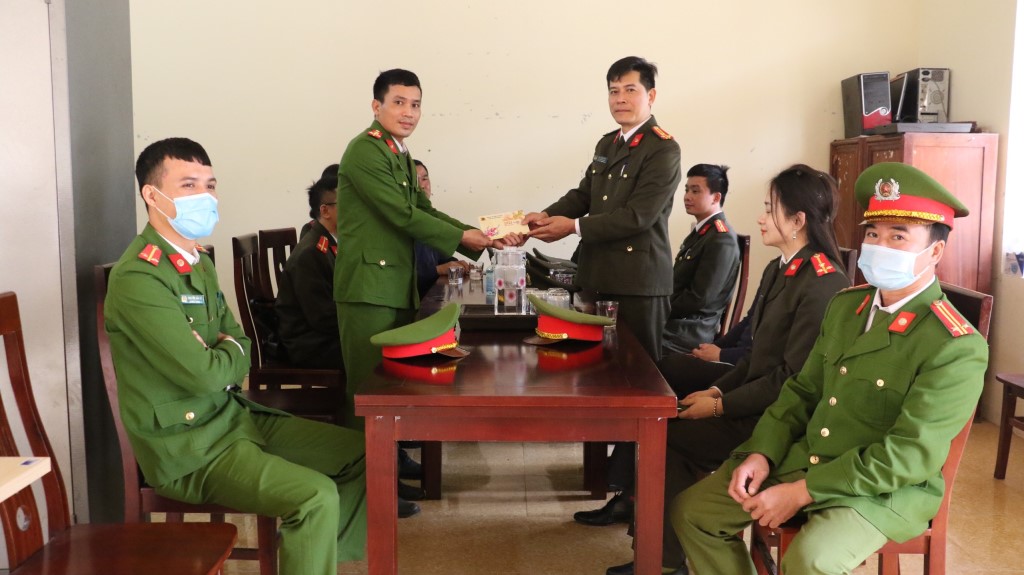 Tặng quà cho Công an xã Tà Cạ, huyện Kỳ Sơn