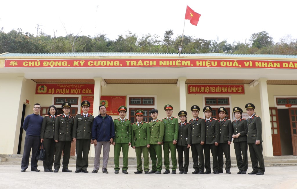 Đoàn chụp ảnh lưu niệm với cán bộ, chiến sỹ Công an xã Tà Cạ, huyện Kỳ Sơn