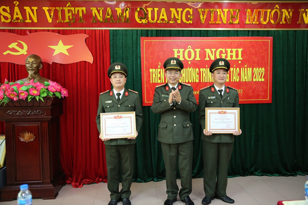 Trao các danh hiệu cho cá nhân có thành tích xuất sắc 