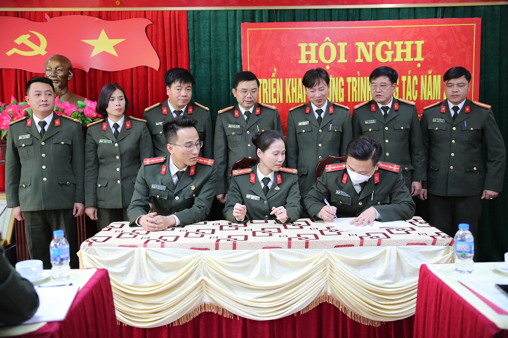 Ký cam kết thi đua giữa các đội