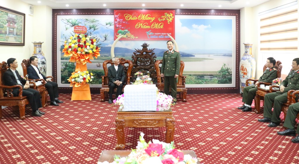 Đồng chí Thiếu tướng Phạm Thế Tùng trân trọng gửi lời chúc tới Giám mục Anphong Nguyễn Hữu Long, quý vị chức sắc, tu sĩ và đồng bào công giáo tỉnh nhà luôn mạnh khỏe, hạnh phúc