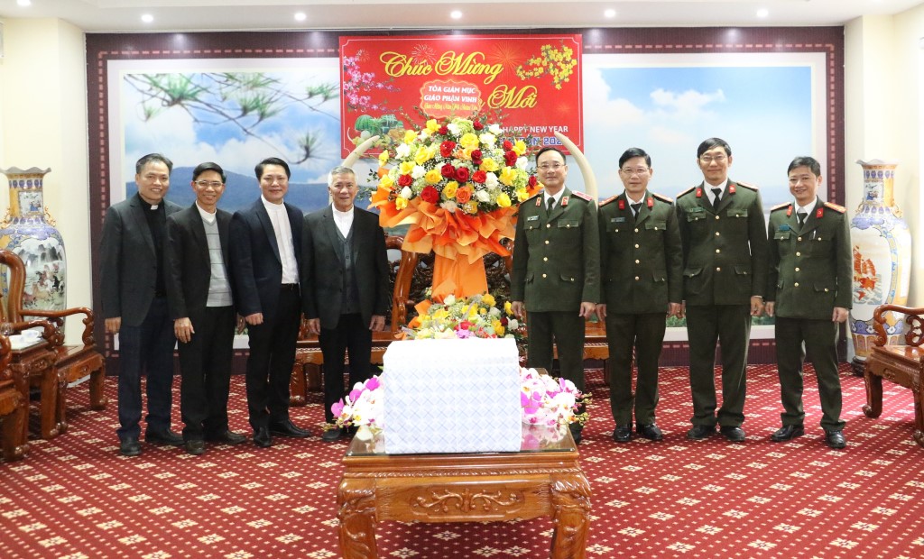 Tòa Giám mục Giáo phận Vinh tặng hoa chúc mừng Công an tỉnh Nghệ An nhân dịp đón năm mới Nhâm Dần 2022