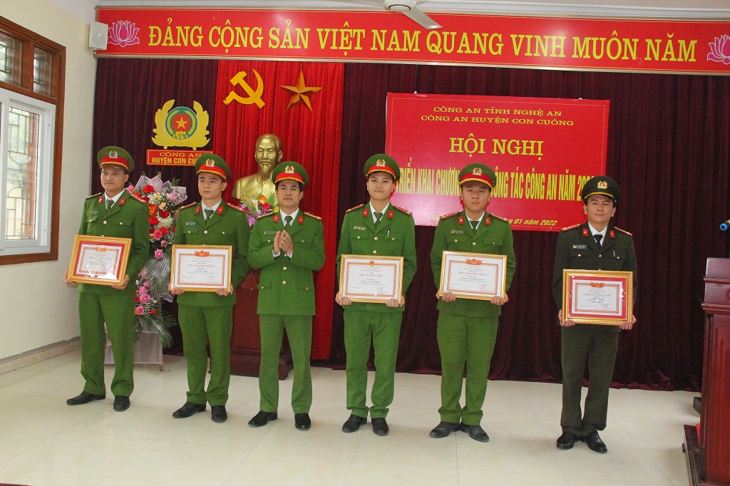 Đồng chí Đại tá Nguyễn Đức Hải, Phó Giám đốc Công an tỉnh trao thưởng các tập thể, cá nhân thuộc Công an huyện Con Cuông có thành tích xuất sắc trong phong trào thi đua “Vì an ninh Tổ quốc” năm 2021