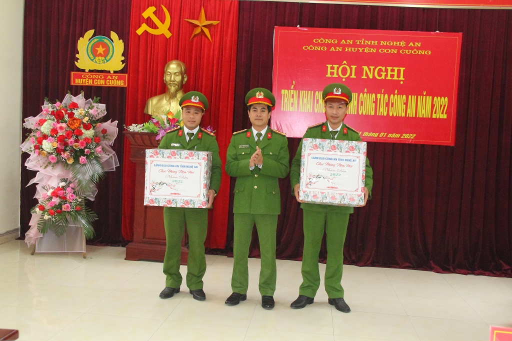 Đồng chí Đại tá Nguyễn Đức Hải, Phó Giám đốc Công an tỉnh thay mặt lãnh đạo Công an tỉnh tặng quà cho Công an 02 xã biên giới huyện Con Cuông