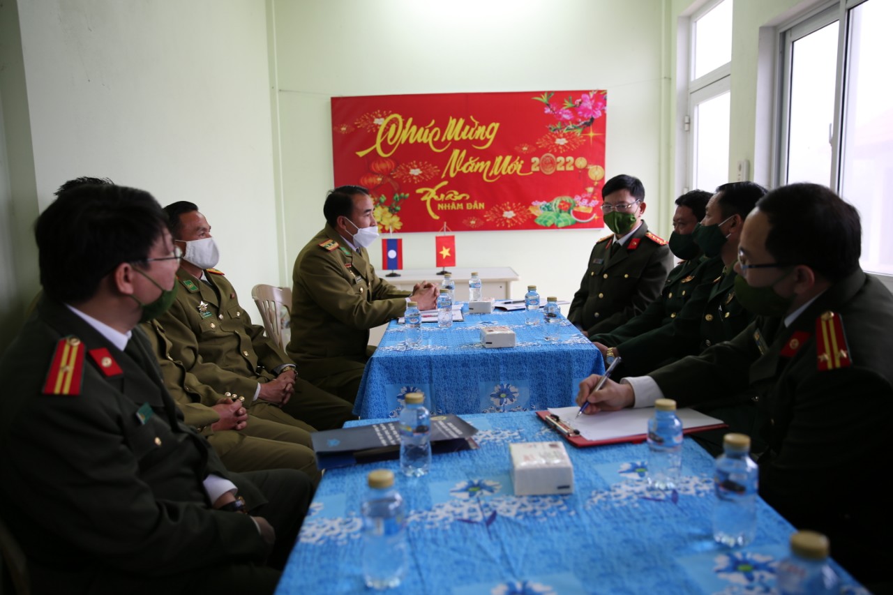  Đại diện Lãnh đạo Công an hai tỉnh trao đổi tại buổi gặp mặt