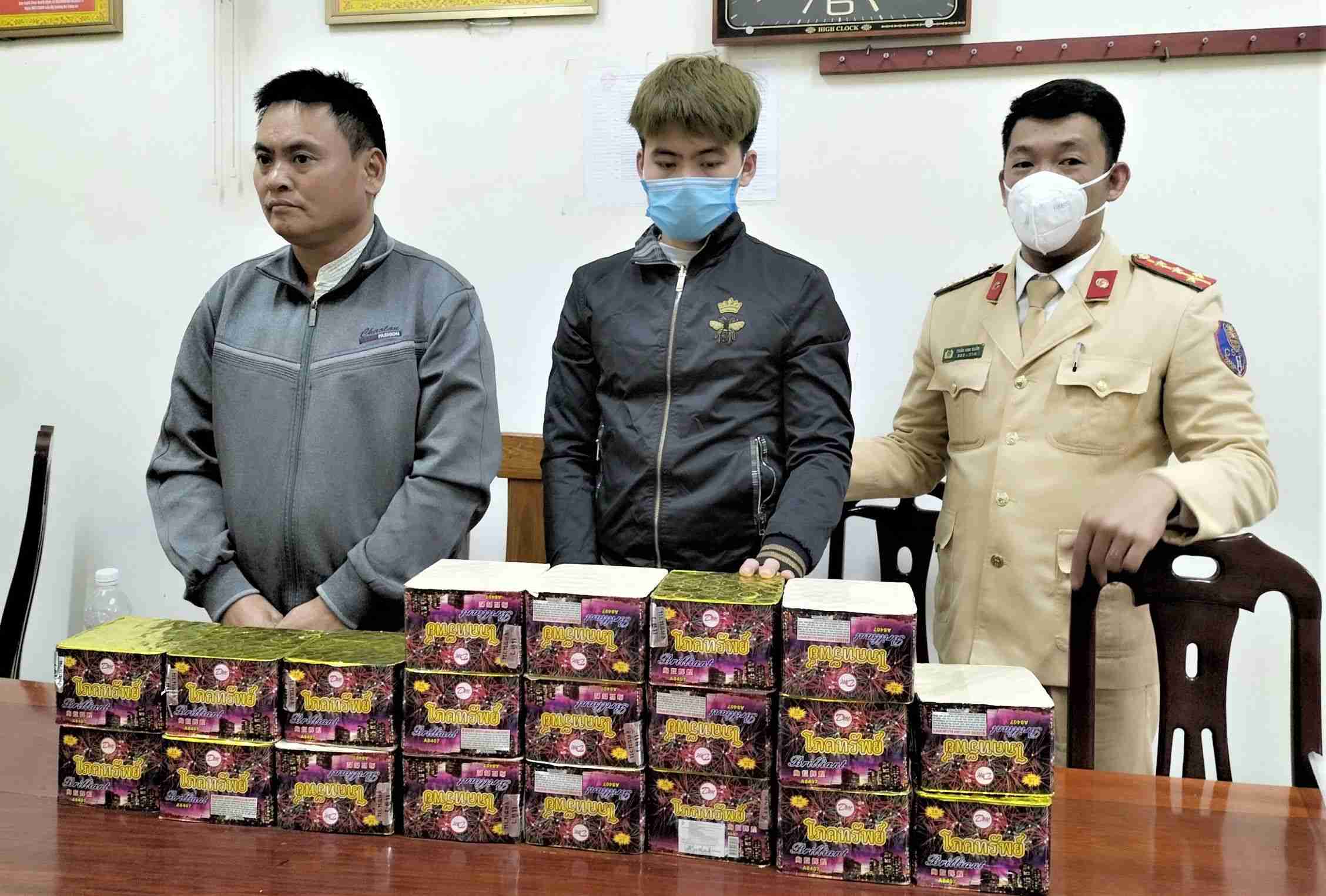 Hai đối tượng và tang vật tại cơ quan Công an