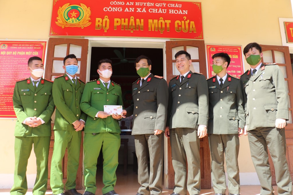 Tặng quà Công an xã Châu Hoàn, huyện Quỳ Châu