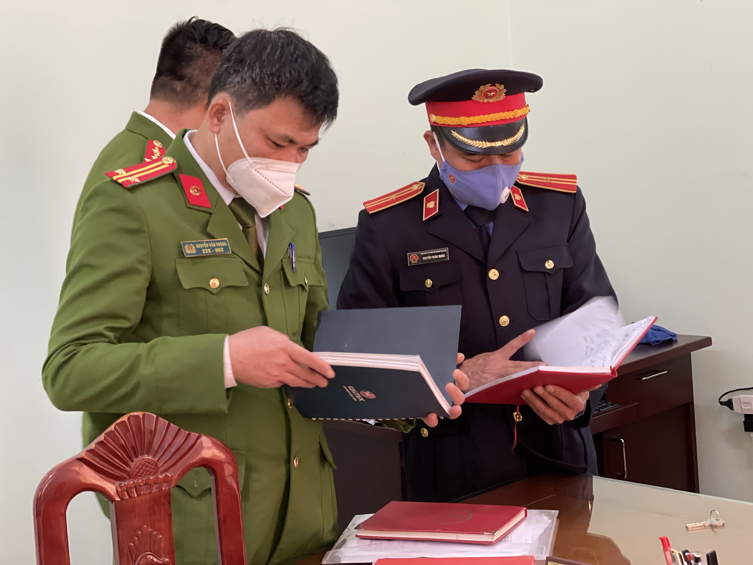 Cơ quan chức năng tiến hành kiểm tra hồ sơ vụ việc khởi tố thêm 03 bị can liên quan tới sai phạm trong bồi thường giải phóng mặt bằng tại xã Nghi Phong, huyện Nghi Lộc