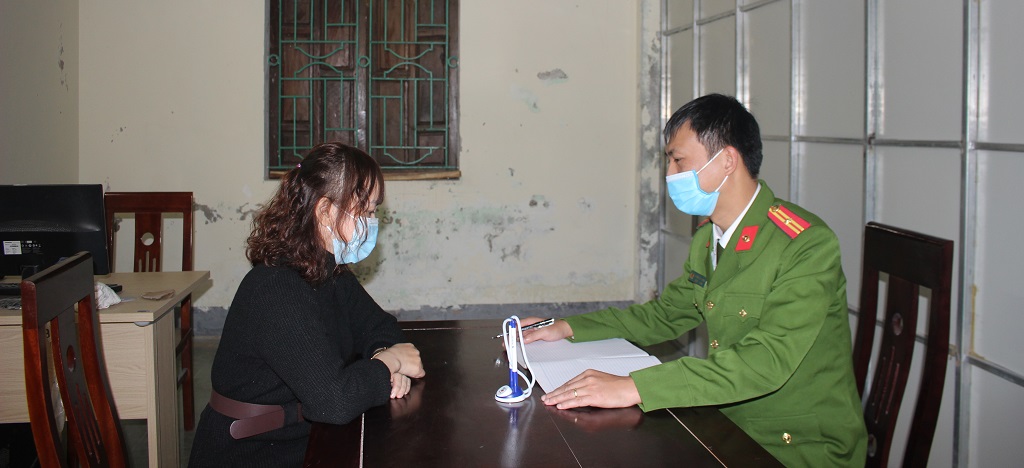 Công an xã Nghi Hoa và thị trấn Quán Hành tiếp nhận trình báo sự việc của người dân