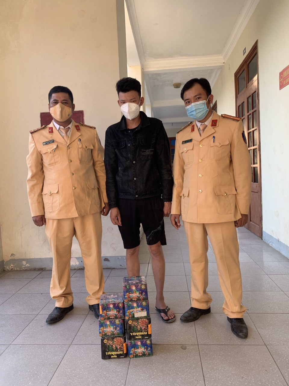 Đội Cảnh sát Giao thông Công an huyện Nghi Lộc bắt giữ đối tượng vận chuyển trái phép pháo nổ 