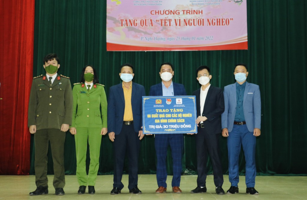 Đại diện Ban Chấp hành Đoàn Thanh niên Công an tỉnh và Đoàn Thanh niên Ngân hàng BIDV trao tặng những phần quà cho các hộ dân