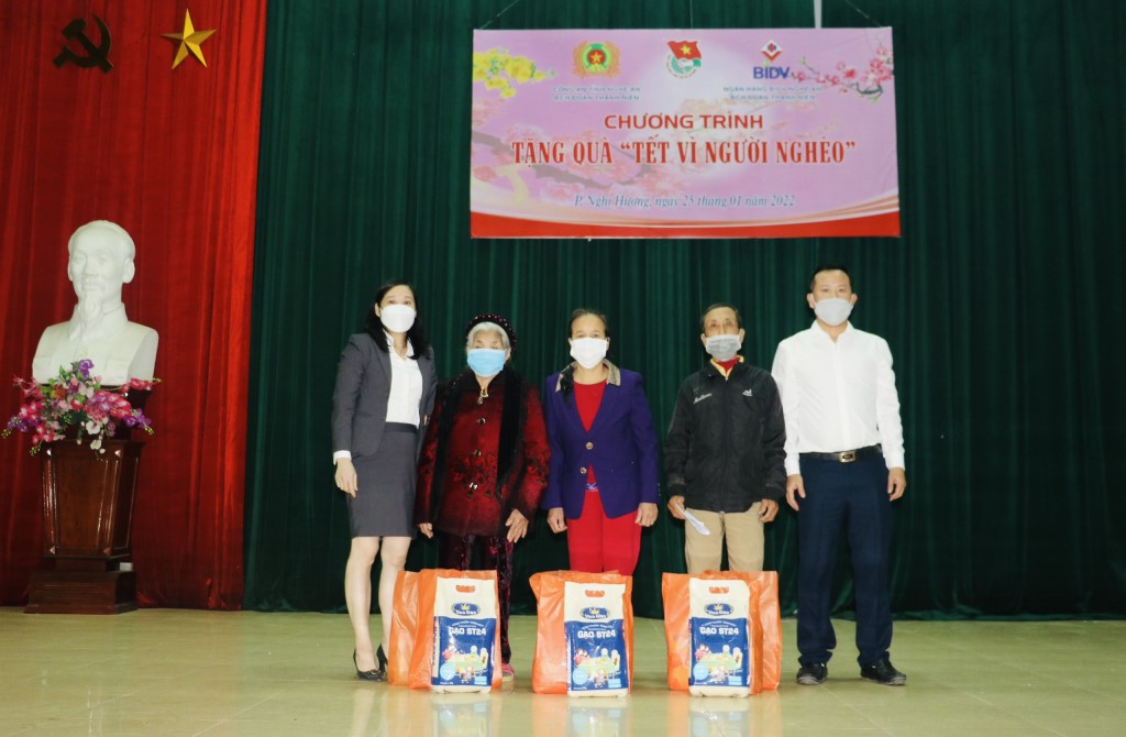 Cũng trong dịp này, Bưu điện thị xã Cửa Lò đã có những phần quà cho 03 gia đình có hoàn cảnh khó khăn trên địa bàn xã Nghi Hương, thị xã Cửa Lò