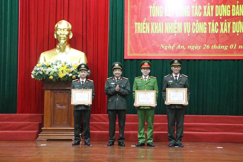 Đồng chí Đại tá Hồ Văn Tứ - Phó Bí thư Đảng ủy, Phó Giám đốc Công an tỉnh trao Giấy khen của Ban Thường vụ Đảng ủy Công an tỉnh cho 03 đảng bộ, chi bộ đạt tiêu chuẩn “Hoàn thành xuất sắc nhiệm vụ tiêu biểu” năm 2021
