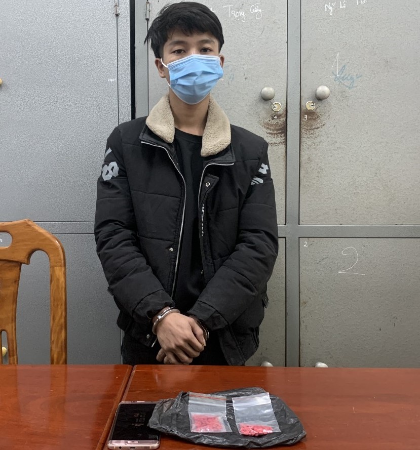 Đối tượng Phan Văn Phúc và tang vật tại cơ quan Công an