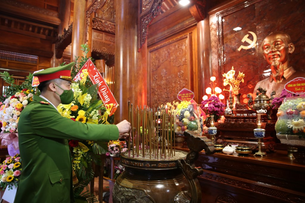 Đồng chí Đại tá Nguyễn Đức Hải, Phó Giám đốc Công an tỉnh dâng hương tưởng niệm Chủ tịch Hồ Chí Minh