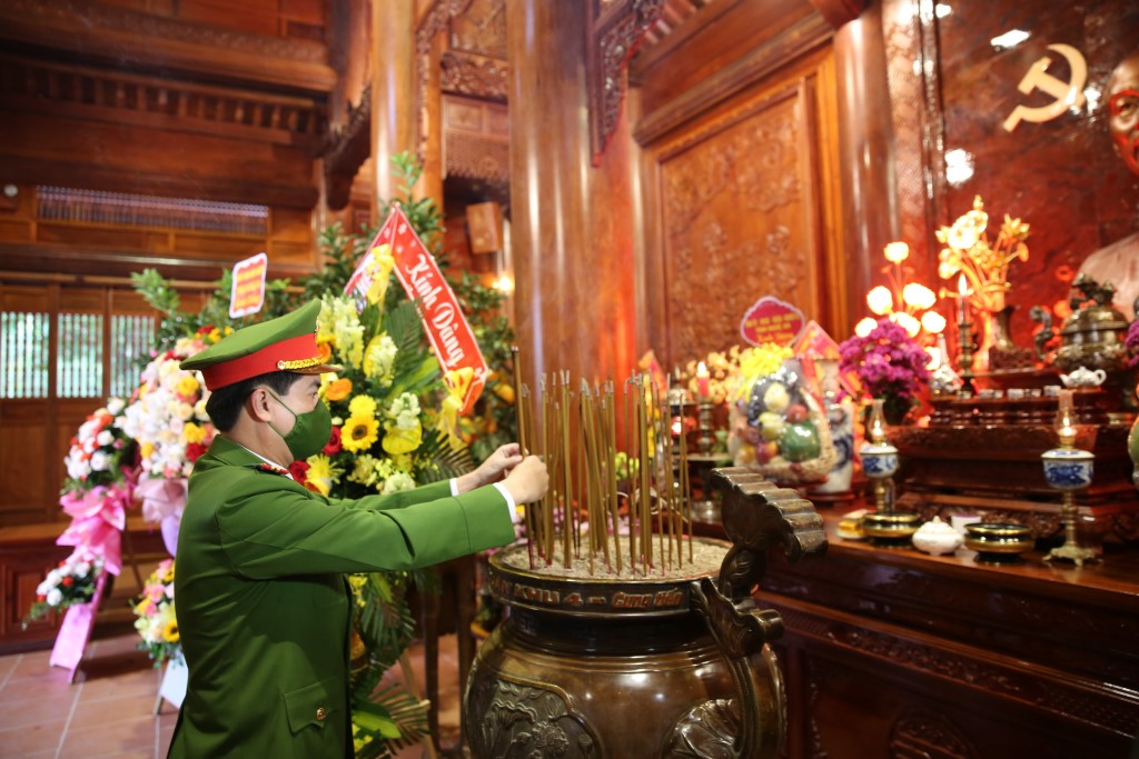 Đồng chí Đại tá Nguyễn Đức Hải, Phó Giám đốc Công an tỉnh dâng hương tưởng niệm Chủ tịch Hồ Chí Minh