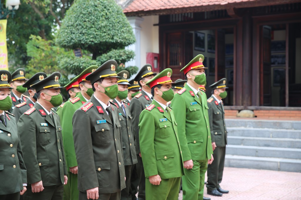 Đoàn đại biểu tưởng nhớ cố Bộ Trưởng Trần Quốc Hoàn, tại nhà tưởng niệm thuộc xã Trung Phúc Cường, huyện Nam Đàn