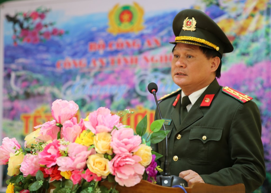 Đồng chí Đại tá Trần Thăng Long gửi lời chúc Tết của đồng chí Giám đốc Công an tỉnh tới các hộ nghèo xã Bình Sơn, huyện Anh Sơn