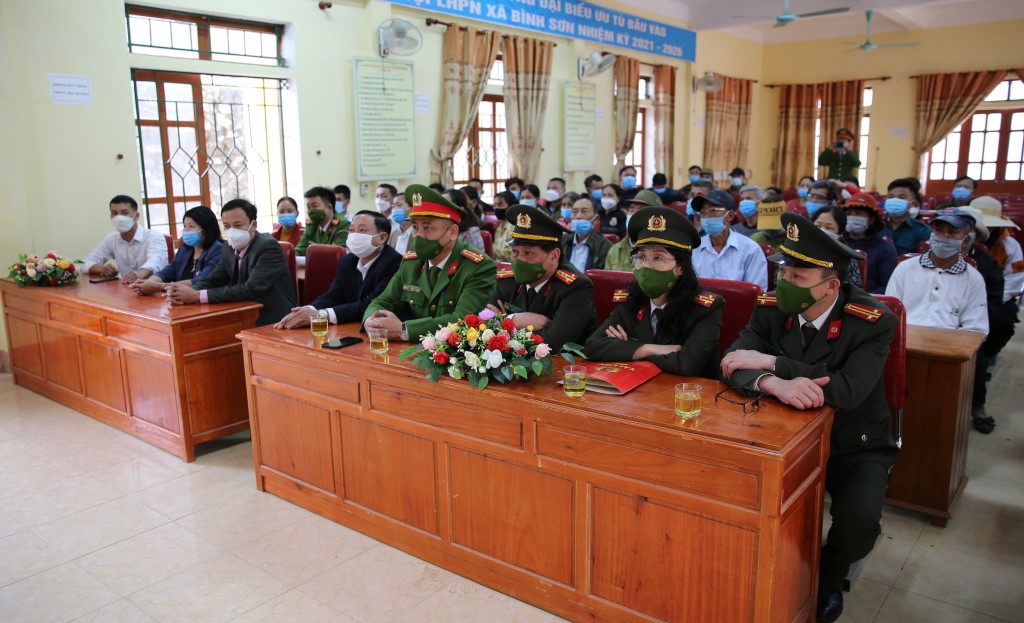 Đoàn công tác Công an tỉnh và đại diện Lãnh đạo Công an huyện Anh Sơn, chính quyền xã Bình Sơn và các hộ nghèo tại buổi trao quà