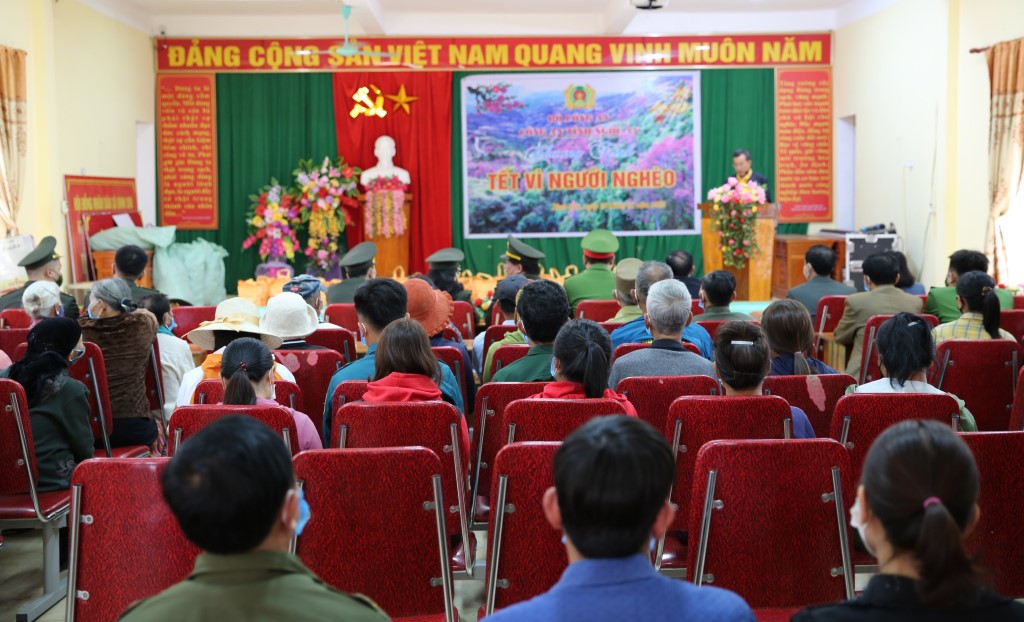 Toàn cảnh buổi trao quà