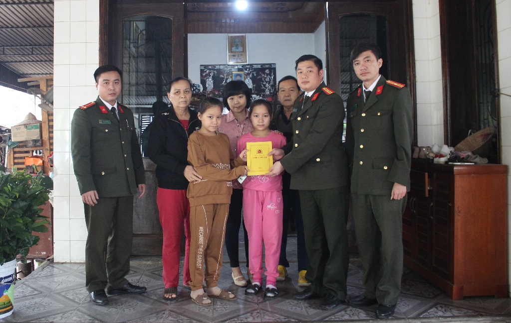 Đồng chí Thiếu tá Hoàng Lê Anh, Phó trưởng phòng Tham mưu tặng quà gia đình chị Ngô Minh Thư