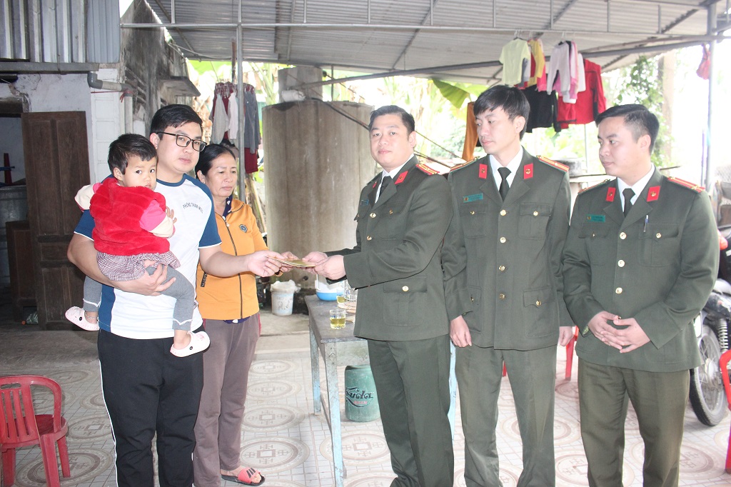 Đồng chí Thiếu tá Hoàng Lê Anh, Phó trưởng phòng Tham mưu tặng quà gia đình Thượng uý Nguyễn Đăng Tân