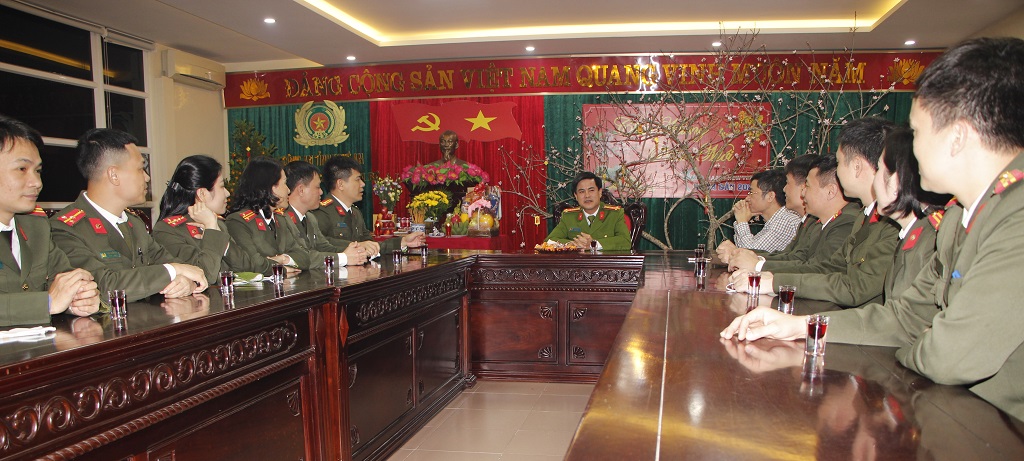 Đồng chí Phó Giám đốc Công an tỉnh chúc Tết Phòng Tổ chức Công an tỉnh