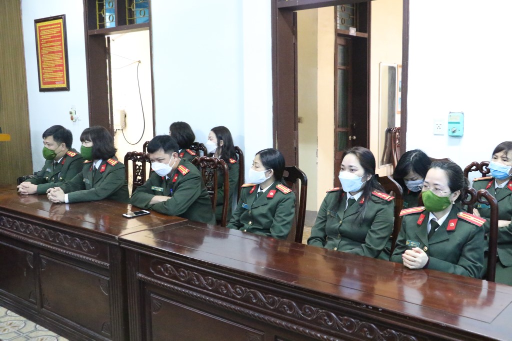 Lãnh đạo và cán bộ, chiến sỹ Phòng Quản lý xuất nhập cảnh tại buổi lễ phát động