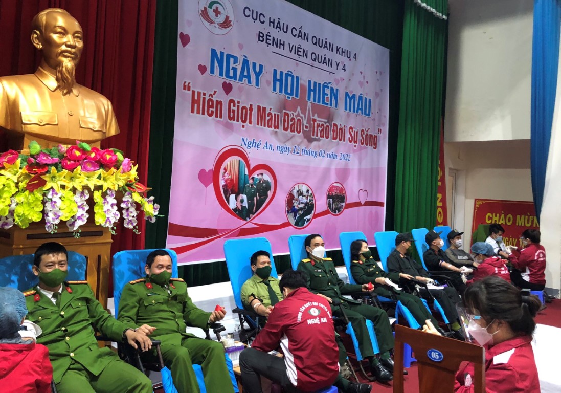 Hơn 200 cán bộ chiến sĩ tham gia hiến máu tình nguyện