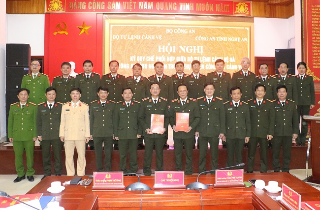 5.	Các đại biểu chụp ảnh lưu niệm