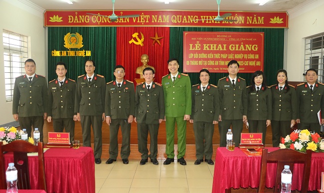 Đại biểu chụp ảnh lưu niệm với các học viên