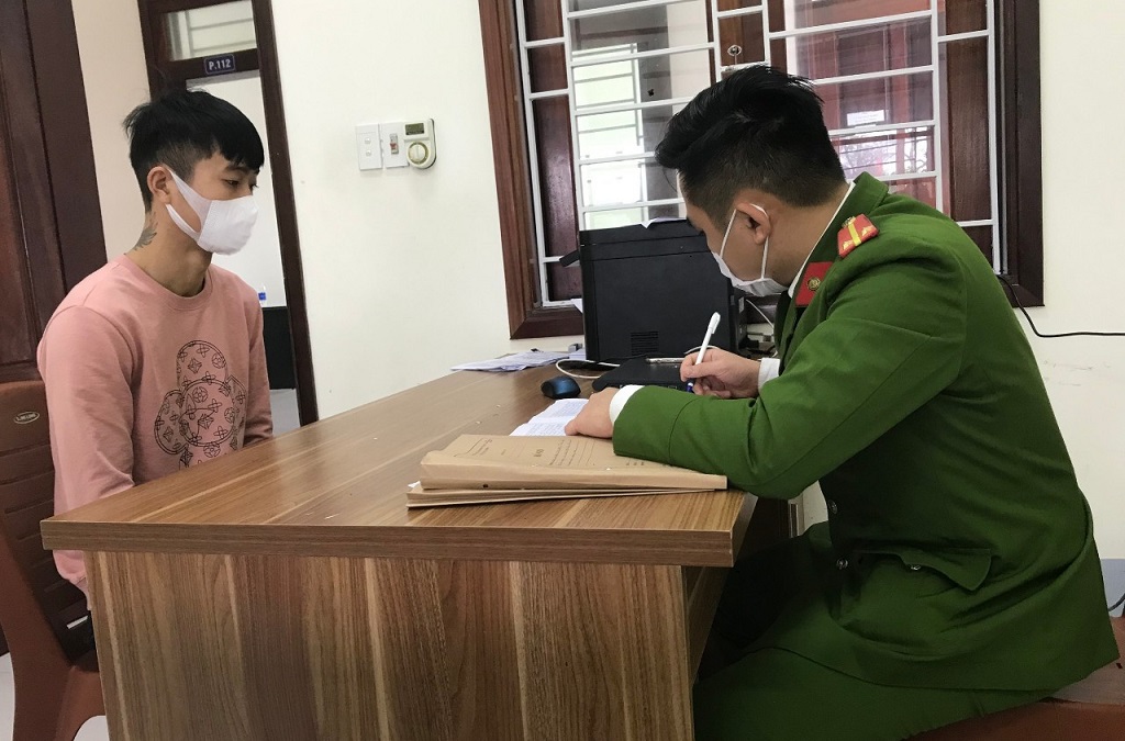 Cán bộ Công an thị xã Hoàng Mai lấy lời khai đối tượng Hoàng Văn Đoàn