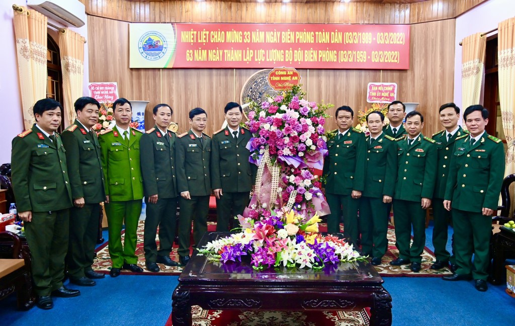 Lãnh đạo Công an tỉnh tặng hoa chúc mừng Bộ chỉ huy Biên phòng tỉnh